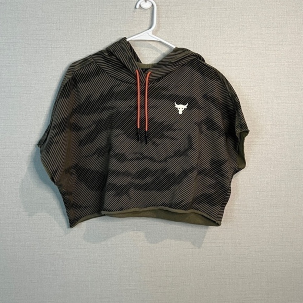 Under Armour NWOT‎ Project Rock Hoodie Women’s Size Medium Fleece SS Crop Camo